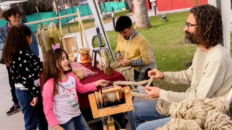 El Mercado Artesanal suma talleres y refuerza su rol como espacio de formación