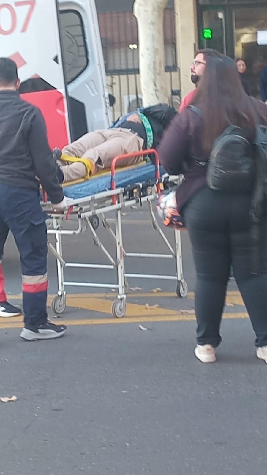 Colisión entre un automóvil Toyota Corolla y una motocicleta KTM en Avenida Central y Alem