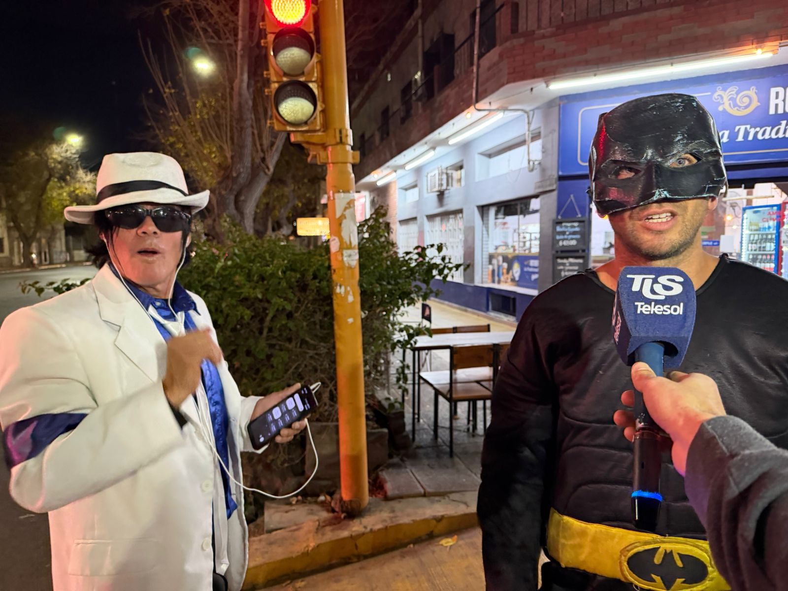 Artistas callejeros caracterizados como "Batman" y "Michael Jackson" protagonizaron un encuentro en el microcentro de San Juan