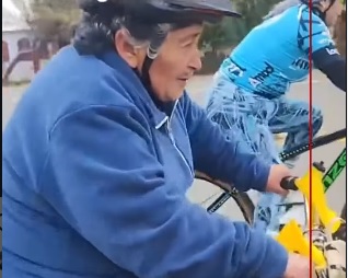 Una ciclista mayor se volvió la imagen más comentada de la bicicleteada en Sarmiento