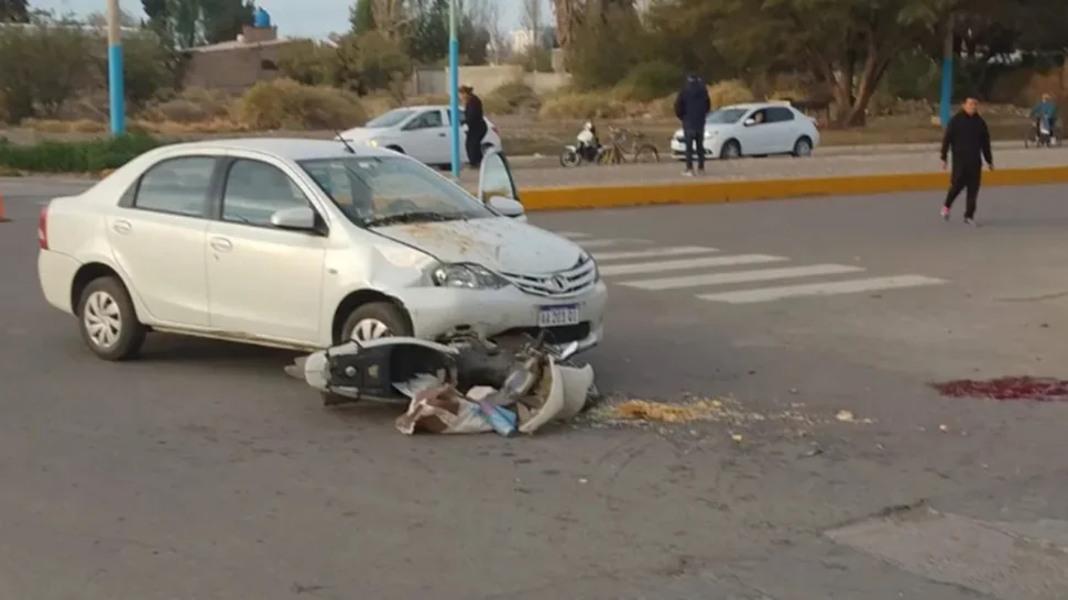 Un choque entre un auto y una moto en Jáchal dejó a un hombre con fracturas