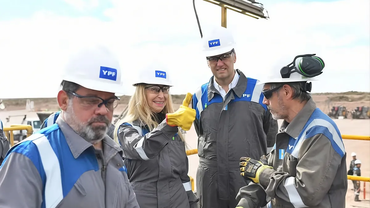 Adorni dejará también su lugar en YPF y completará su salida del Gobierno