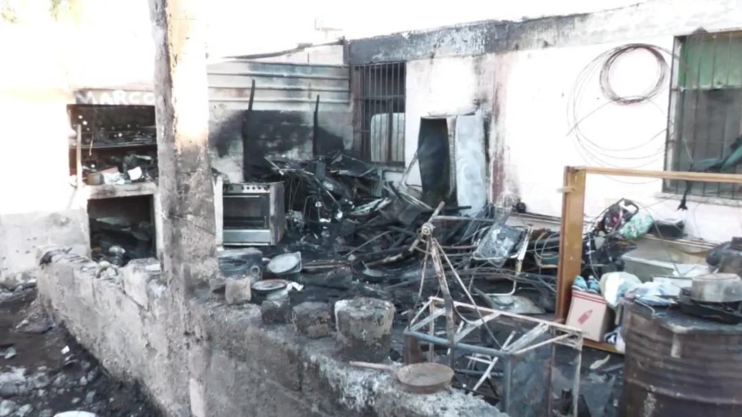 Tras el feroz incendio en Rawson, la familia que perdió todo pide ayuda para volver a tener un techo