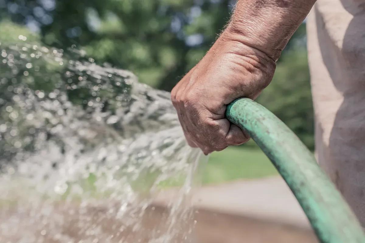 Puede bajar la presión del agua en zonas de Rivadavia y Chimbas