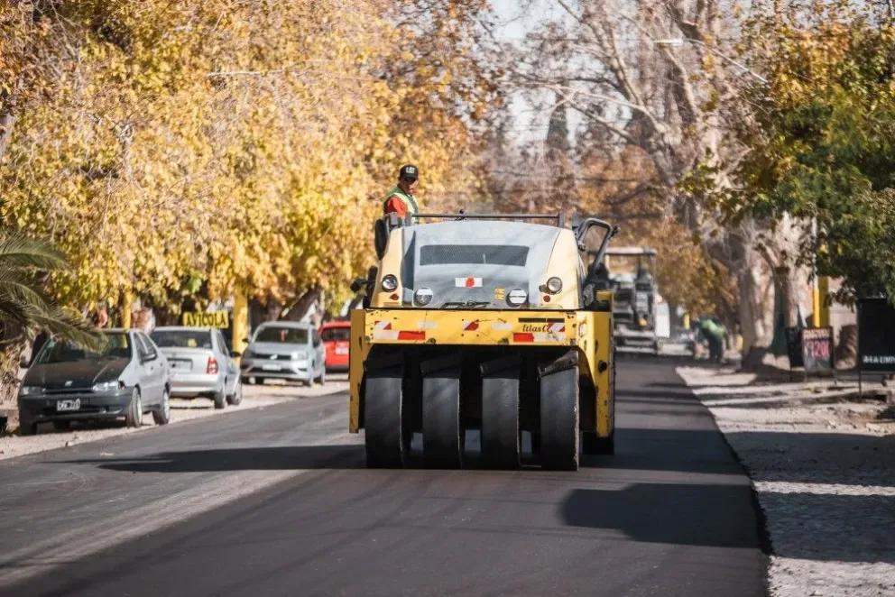 Avanzan con repavimentación, limpieza y bacheo en un tramo clave de calle Rivadavia
