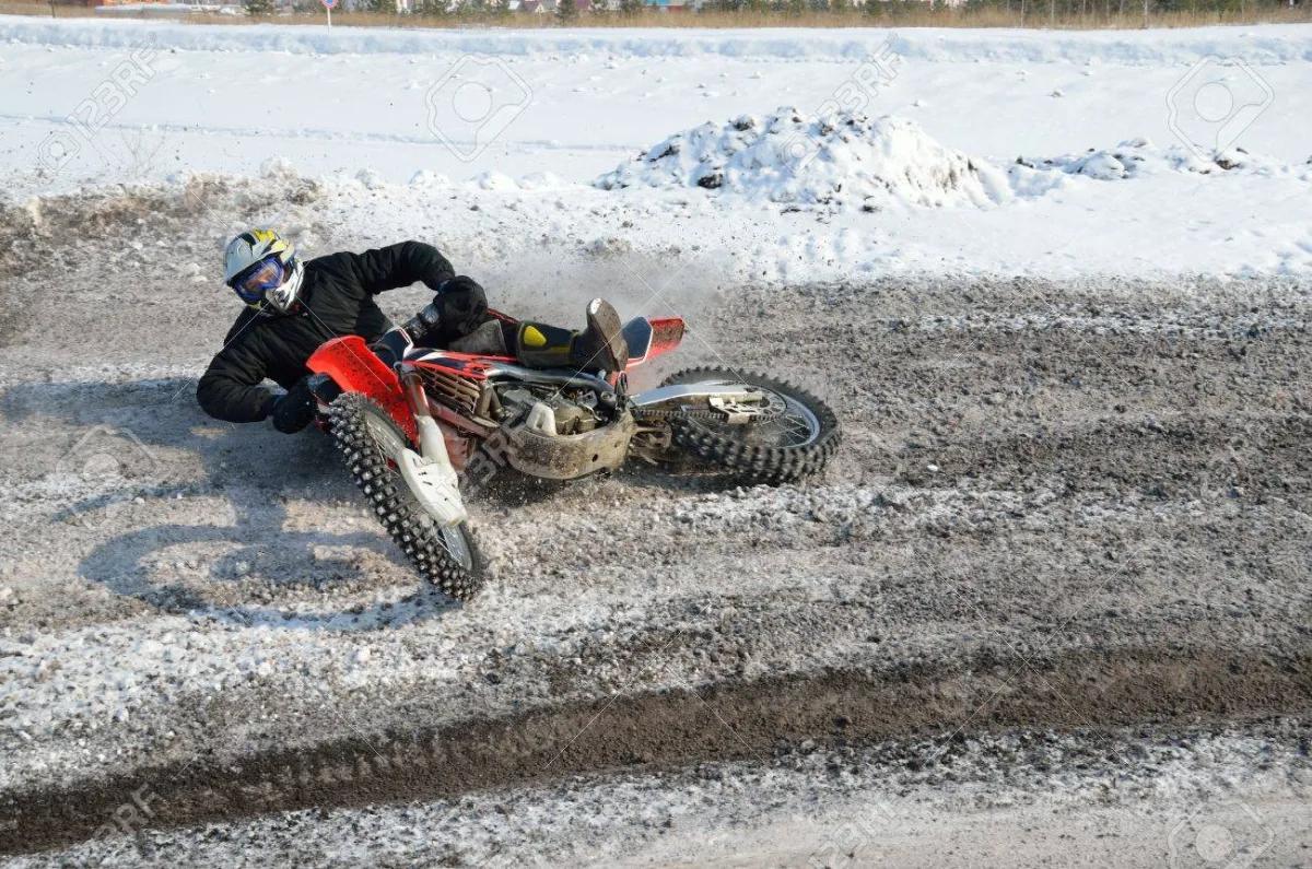 Se cayó en moto en Albardón, se quebró una pierna y tuvo que arrastrarse para pedir ayuda