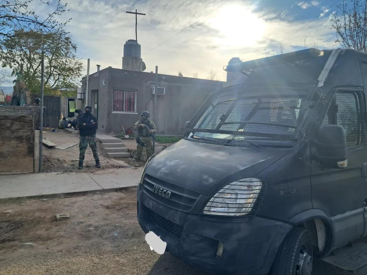 Cayeron con cocaína y un arma frente a una escuela en Rivadavia