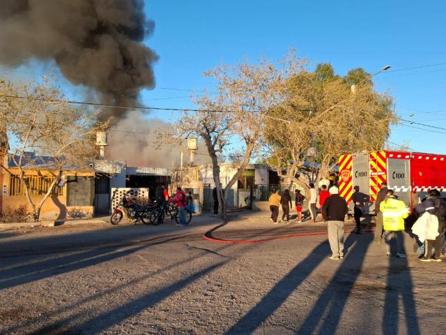 Un incendio de gran magnitud compromete una vivienda en el barrio 4 de Junio