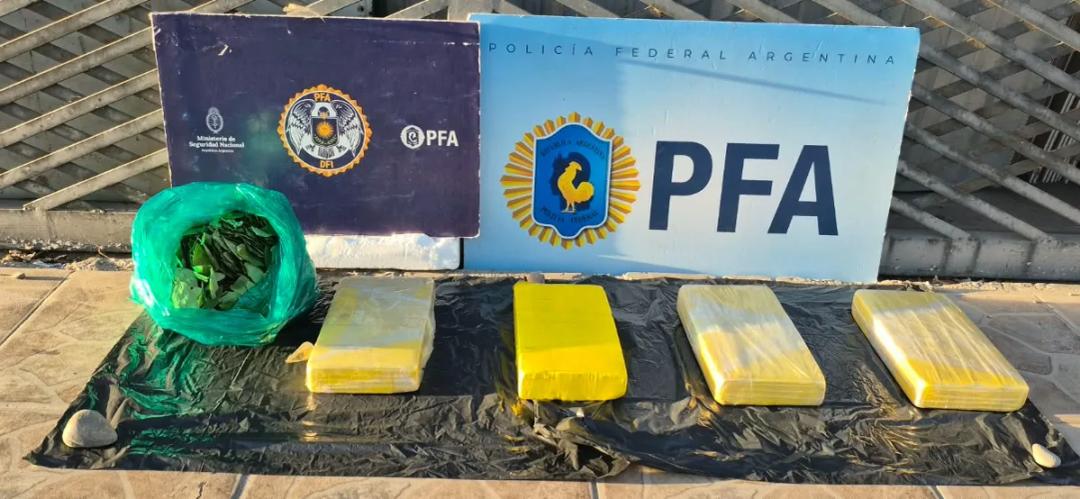 Secuestran más de seis kilos de cocaína y detienen a cuatro hombres