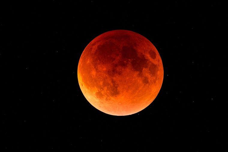 Agosto viene cargado: el eclipse solar abrió la cancha y el lunar promete mover emociones