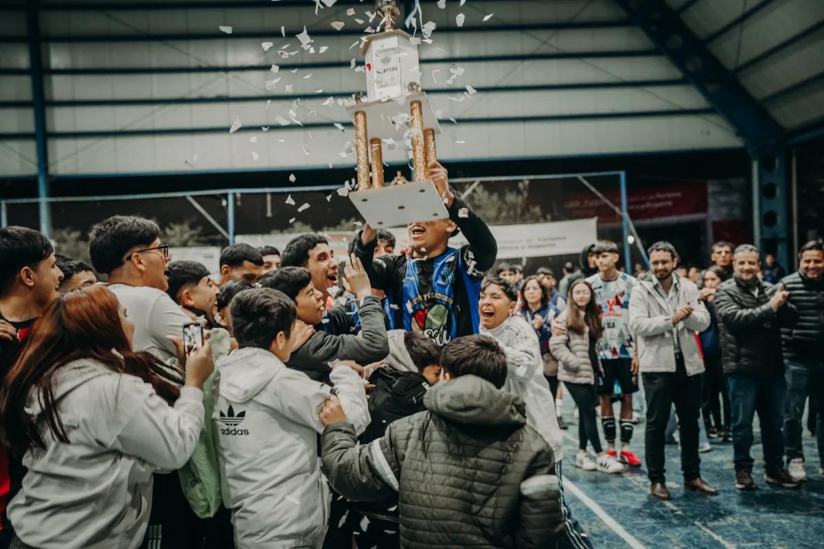 Calafate y Centro Impulso levantaron la copa en el futsal del Este