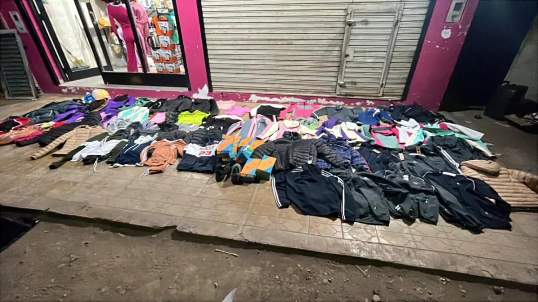 Tres detenidos tras un intento de robo en un local de avenida Benavidez