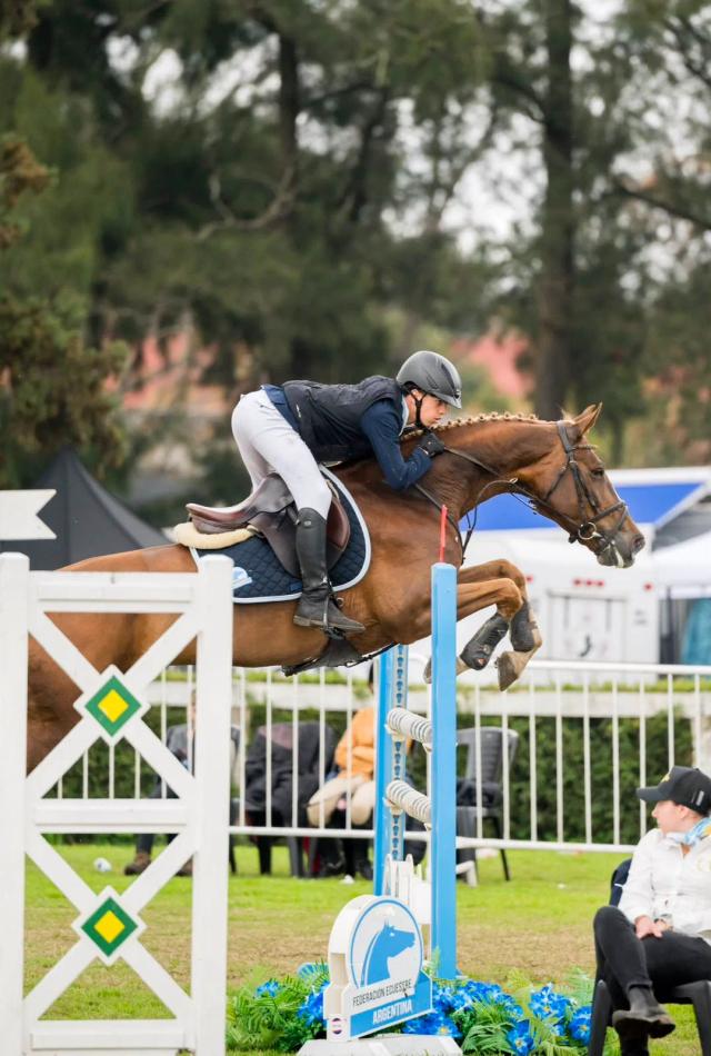 Santiago Muñoz logró un podio en una competencia internacional de equitación