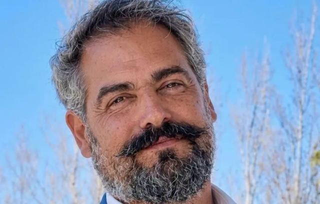 Prometió un lote para cada iglesiano y ahora prepara su desembarco en la política