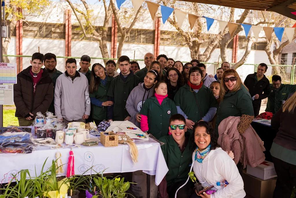 Una muestra en el Parque de Mayo acercó el trabajo de las escuelas a las familias