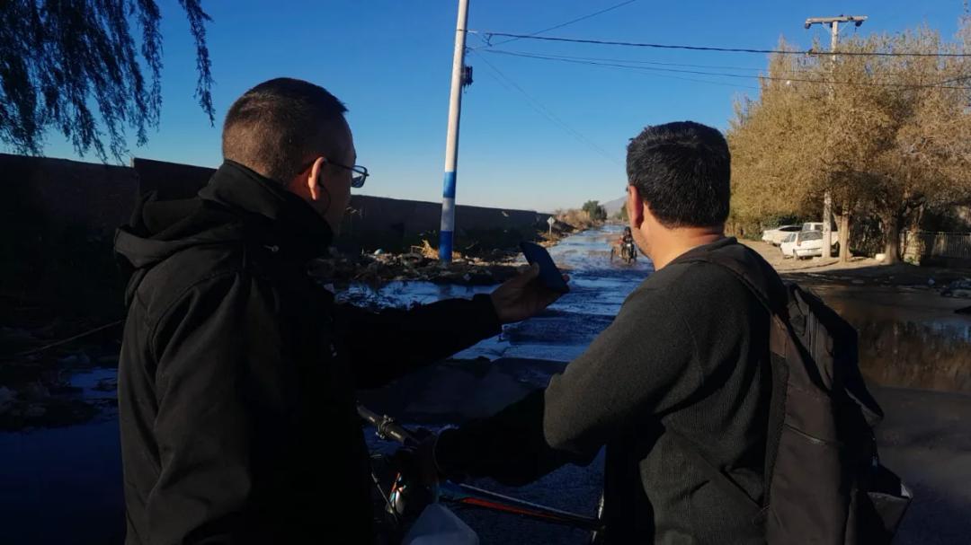 El agua convirtió una calle en un canal y los vecinos apuntaron contra un viejo problema