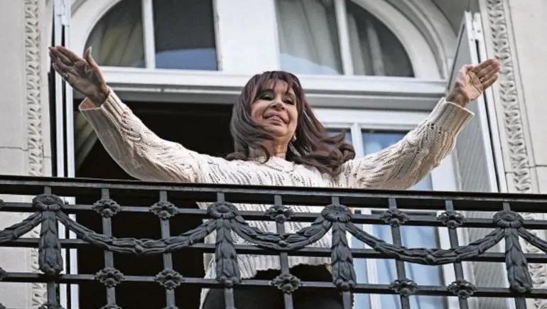 El juez quiere ubicar a Cristina Kirchner cuando sale a la terraza de su departamento