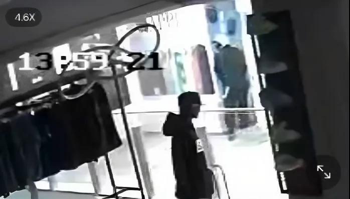 Golpe comando en el Paseo París: sustrajeron entre 15 y 20 iPhone y un botín que rondaría los $39 millones