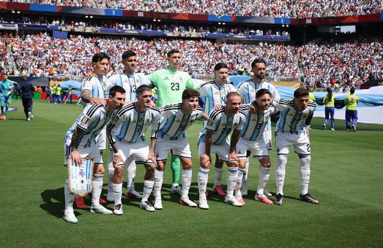 Una periodista dijo que recibió mensajes de jugadores casados de la Selección Argentina