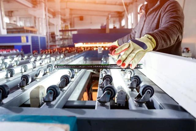 La producción fabril subió 1,4% interanual en julio y bajó 0,6% mensual