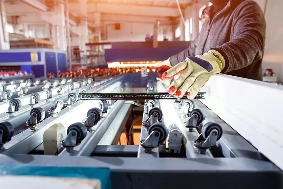 La producción fabril subió 1,4% interanual en julio y bajó 0,6% mensual