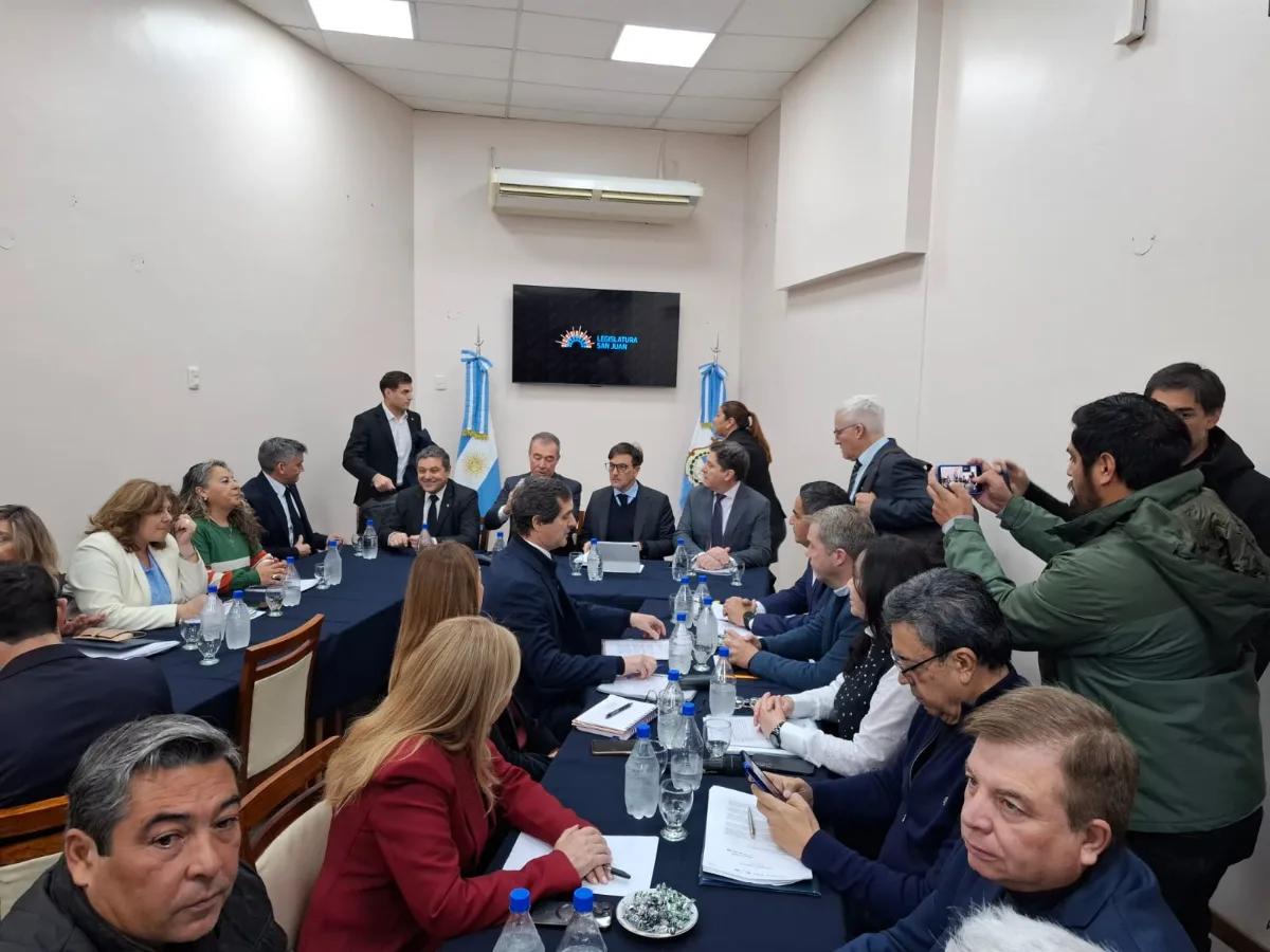 Perea y Fernández defendieron los acuerdos con Vicuña y Vialidad Nacional en la Legislatura