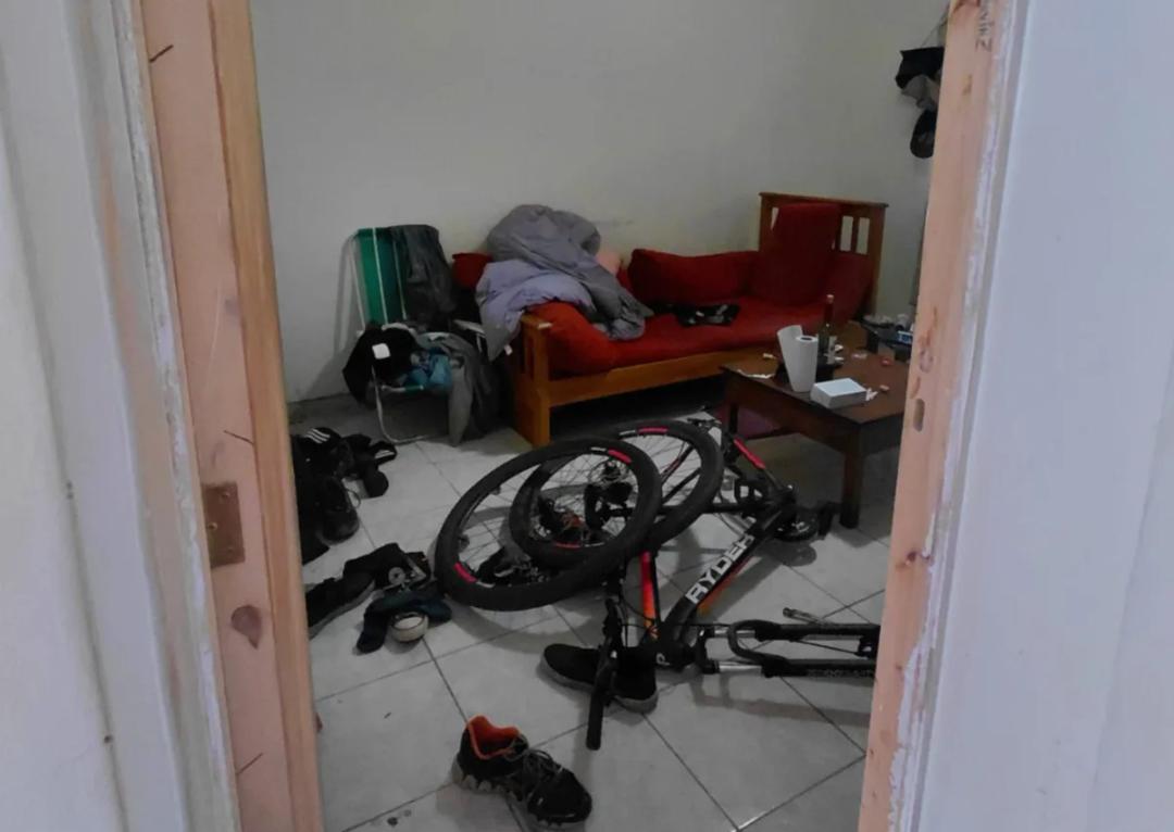 Detuvieron a un hombre dentro de una vivienda mientras sustraía pertenencias en Rivadavia