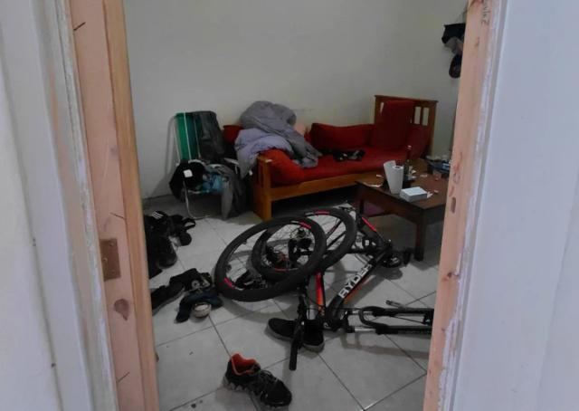 Detuvieron a un hombre dentro de una vivienda mientras sustraía pertenencias en Rivadavia