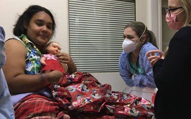 Tiene 37 años y se hacía pasar por una nena: la descubrieron con chupete y mamadera