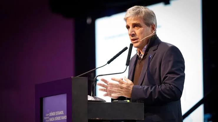 Caputo sale a anunciar medidas en plena tensión con el dólar
