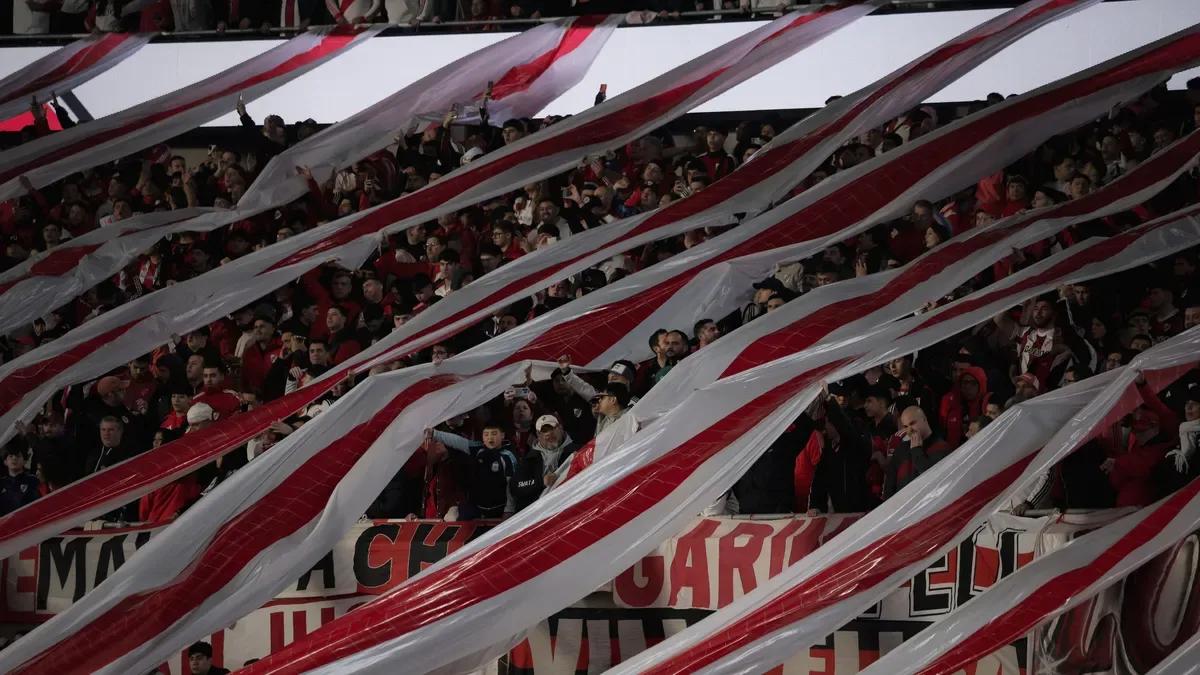 Murió un hincha de River en el Monumental durante el partido con Independiente Santa Fe