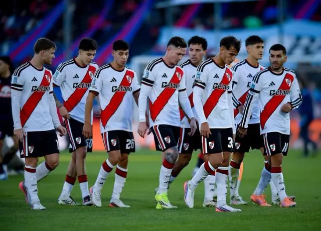Por los terremotos en Colombia, se postergó el partido entre River e Independiente Santa Fe
