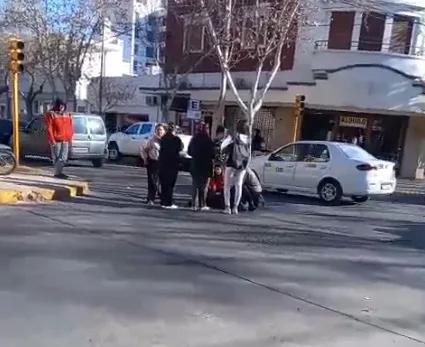 Un choque en Capital dejó a una motociclista con lesiones leves