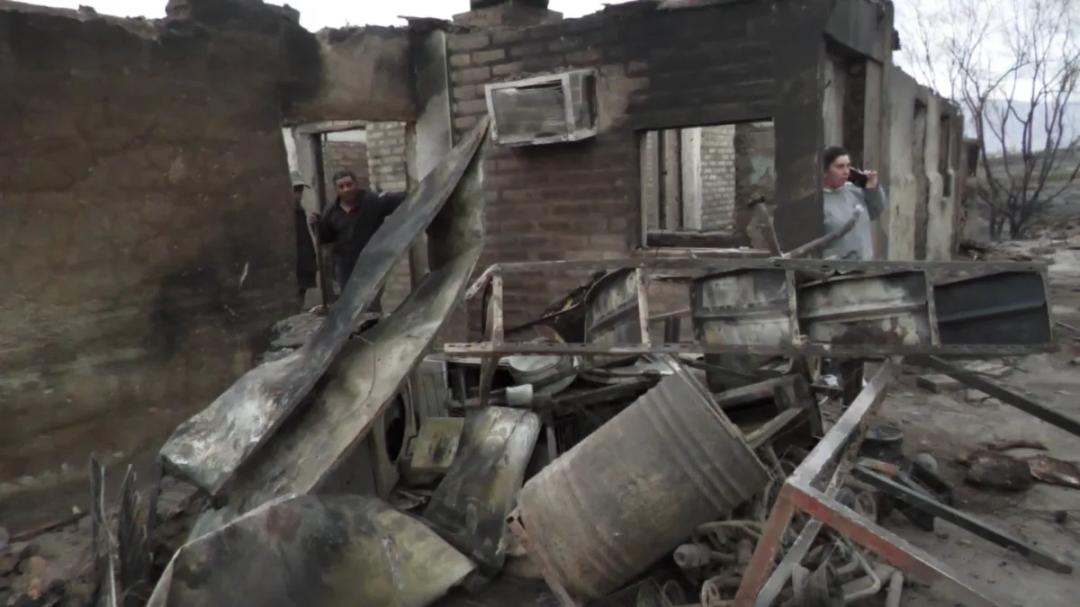 “Nos hemos quedado en la calle”: familias perdieron todo por los incendios y piden ayuda