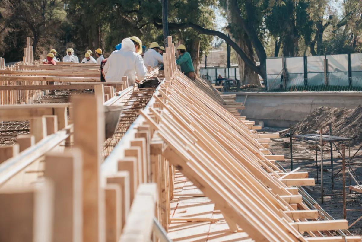 El nuevo puente del lago del Parque de Mayo consolida su estructura principal