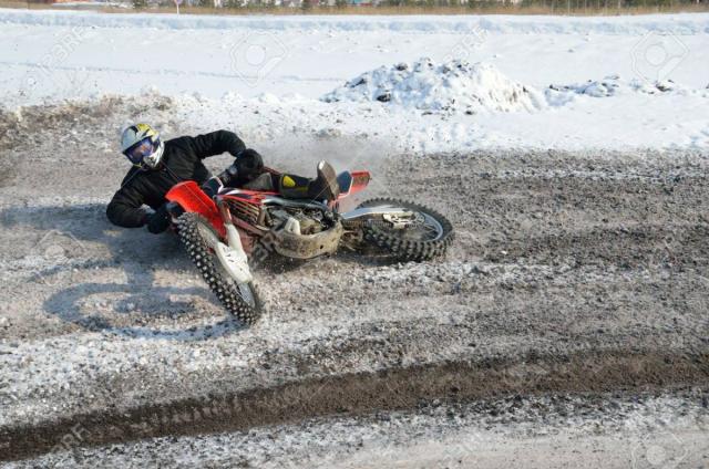 Un motociclista sufrió una fractura y debió arrastrarse para pedir ayuda en una zona sin señal