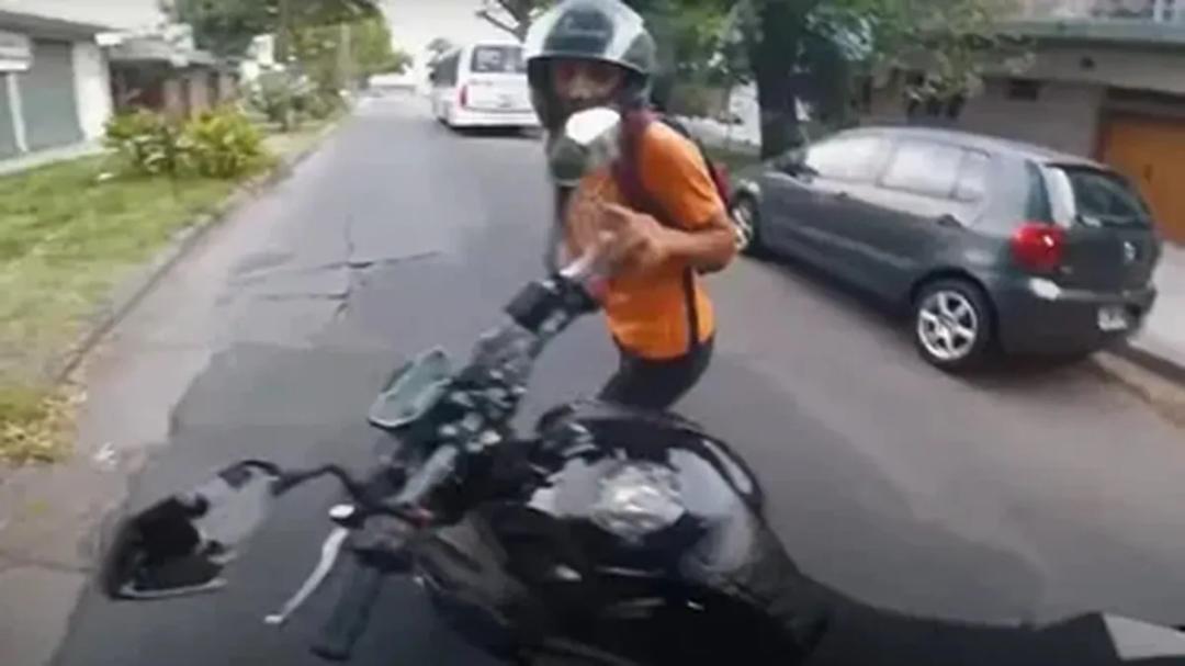 Una noche de terror para un chofer de Uber: lo atacaron entre dos y le robaron la moto en Rawson