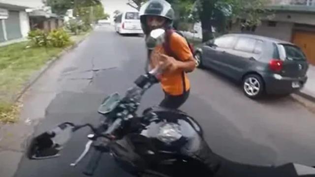 Una noche de terror para un chofer de Uber: lo atacaron entre dos y le robaron la moto en Rawson