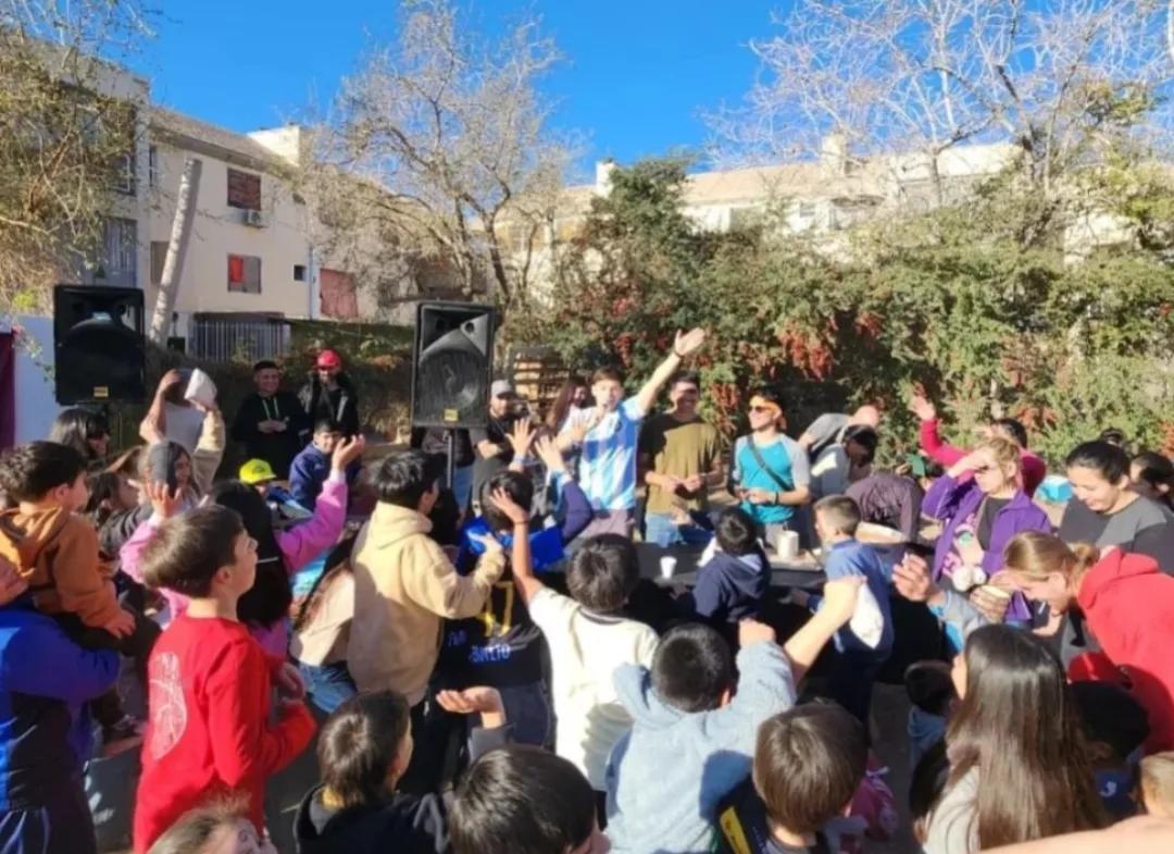 Un grupo de jóvenes hará un chocolate por el Día del Niño en Rivadavia Norte