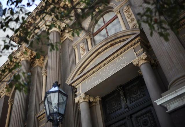 Milei habilitó una mayor flexibilidad para el crédito en dólares a empresas sin ingresos externos