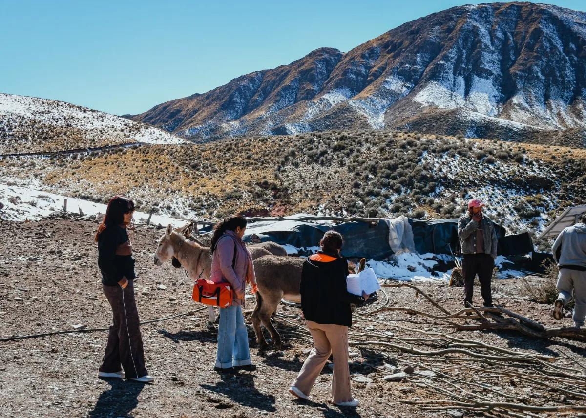 Jáchal se fue hasta la cordillera para asistir a familias golpeadas por la nieve y el viento