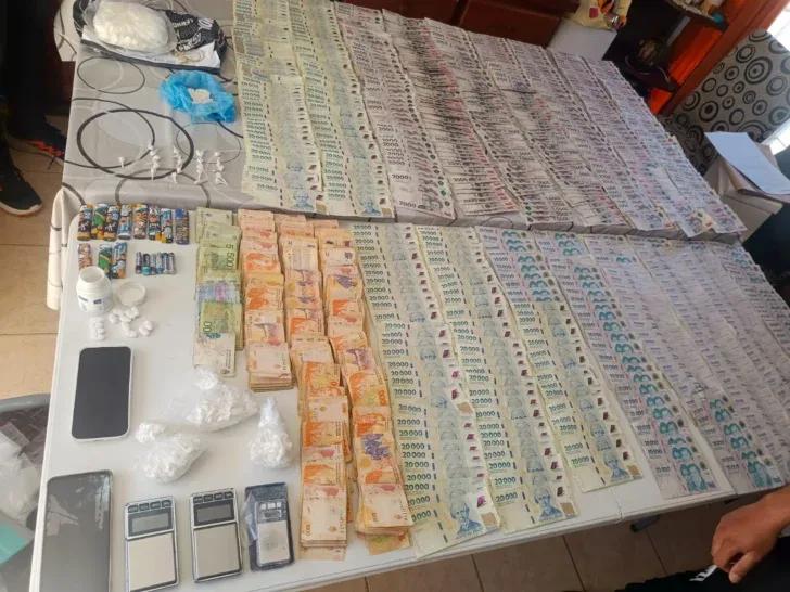 Allanaron casas en Chimbas y Rivadavia y encontraron droga, plata y hasta una Play 5