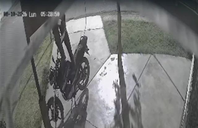Un robo inusual en Rawson: llegó en moto y se llevó dos reflectores de un comercio