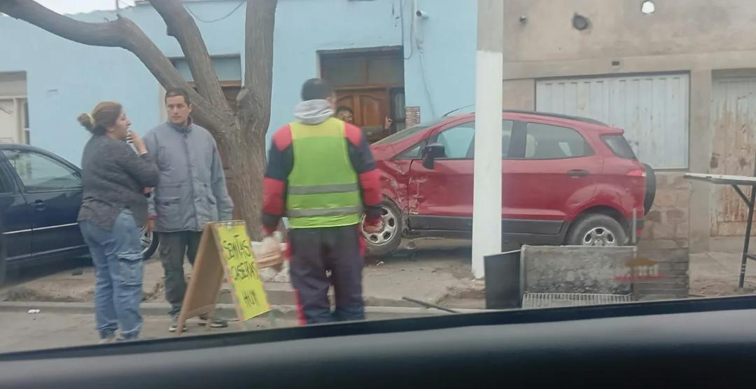 Una camioneta terminó incrustada contra una casa tras un violento choque en Capital