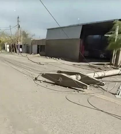 El viento Zonda tiró un poste y dejó cables sobre la calle en Sarmiento