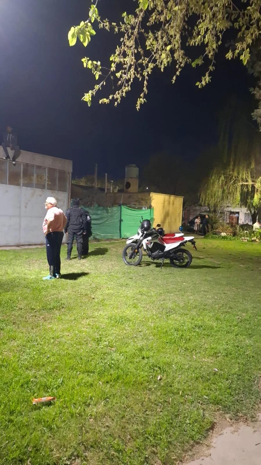 Vecinos redujeron a un sospechoso en el techo de una casa en Capital
