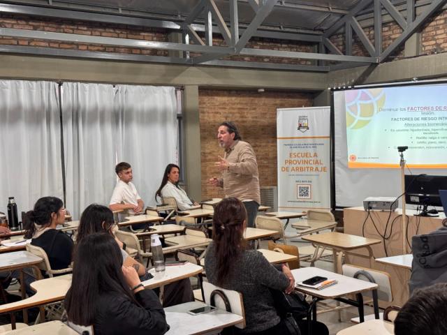 Capacitaron a casi 100 aspirantes al arbitraje en prevención de lesiones
