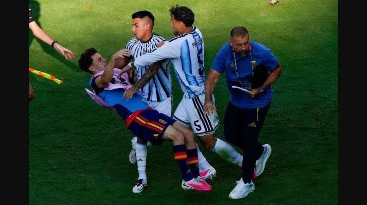 La FIFA pegó fuerte: Paredes recibió 10 fechas y Molina, siete por el escándalo del Mundial