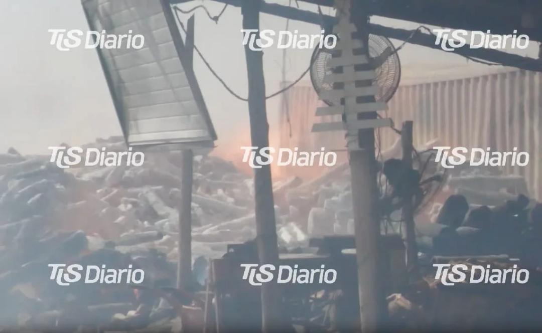 El viento Zonda complicó un incendio en un corralón de Pocito