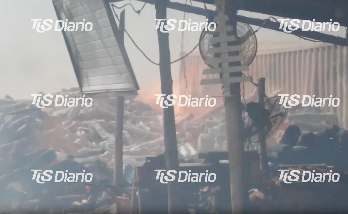 El Zonda complicó un incendio en Pocito y las llamas llegaron a un corralón